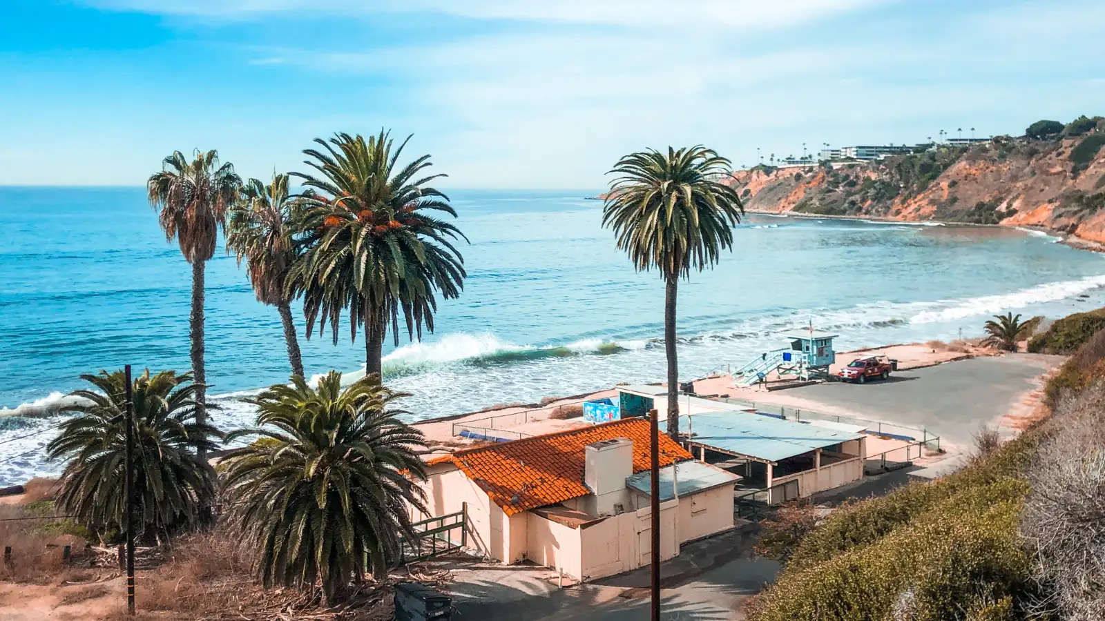 Overview of a beach shoreline lined with travel nurse housing in California on a nice funny day with clear blue skies. Housing for Travel Nurses in California