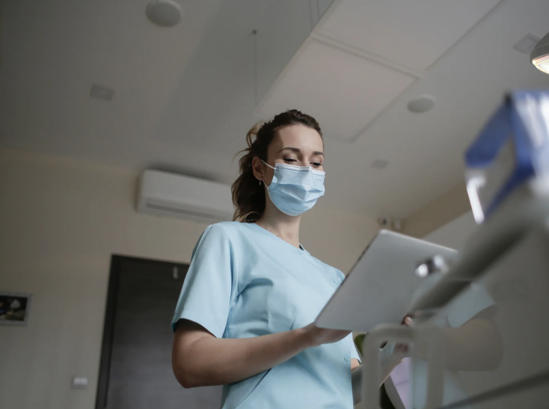 Masked nurse work on Travel Nurse Assignments at hospital